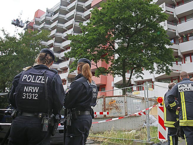 Die deutsche Polizei durchsucht nach dem Fund von hochgiftigem Rizin ein Hochhaus in Koeln (KEYSTONE/DPA/Oliver Berg) (Bild: KEYSTONE/dpa/OLIVER BERG)