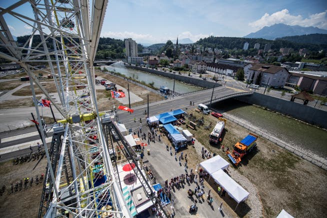 Blick vom Riesenrad auf den Seetalplatz und die kleine Emme während des Eröffnungsfests am vergangenen Wochenende. Bild: Pius Amrein (Emmen, 16. Juni 2018)