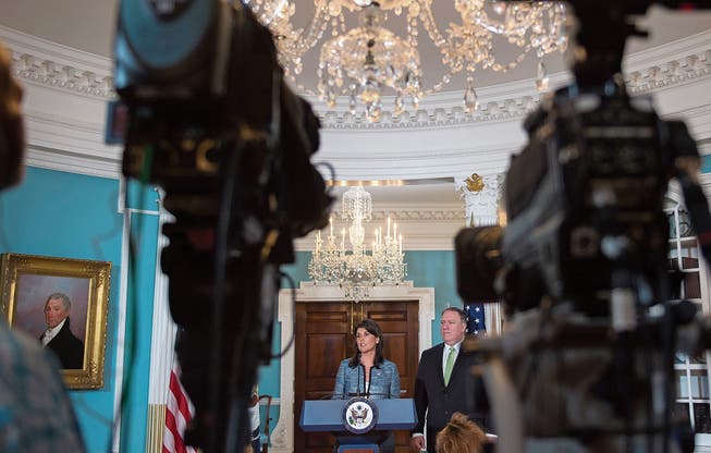Die amerikanische UNO-Botschafterin Nikki Haley und US-Aussenminister Mike Pompeo verkünden das Ende der Vereinigten Staaten im UNO-Menschenrechtsrat. (Bild: A. Caballero-Reynolds/AFP; Washington, 19. Juni 2018)