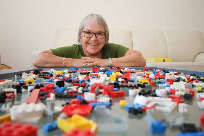 Doris Ming hört nach 10 Jahren als Sozialvorsteherin von Giswil auf und packt hier Legos für ihre Enkel. (Bild: Marion Wannemacher, 14. Juni 2018)