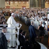 Papst Franziskus in seinem Papamobil vor der Messe in den Palexpo-Hallen.Bild: Alessandra Tarantino/Keystone (Genf, 21. Juni 2018)