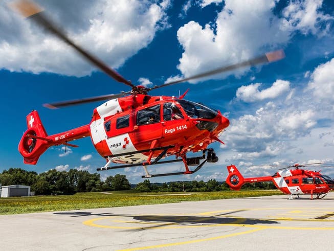 Die Rettungsflugwacht Rega hat die ersten zwei von sechs neuen Rettungshelikoptern erhalten: Ab Herbst werden die zweimotorigen H145 ab Basel und Bern eingesetzt. (Bild: Rega)