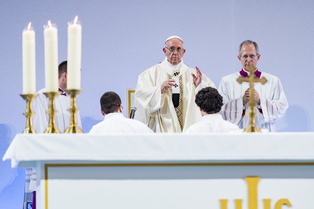 Papst Franziskus zelebriert die Messe (Bild: Martial Trezzini / Keystone)