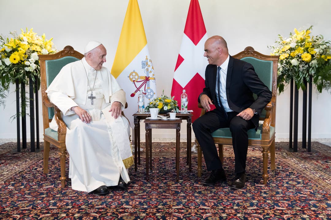 Der Papst und Bundespräsident Alain Berset im Gespräch. (Bild: Keystone/Pool/Peter Klaunzer)