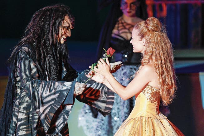 Mit dem Herzen geschaut: Bella (Eveline Suter) bekommt eine Rose vom Biest (István Csiszár). (Bild: KEY)
