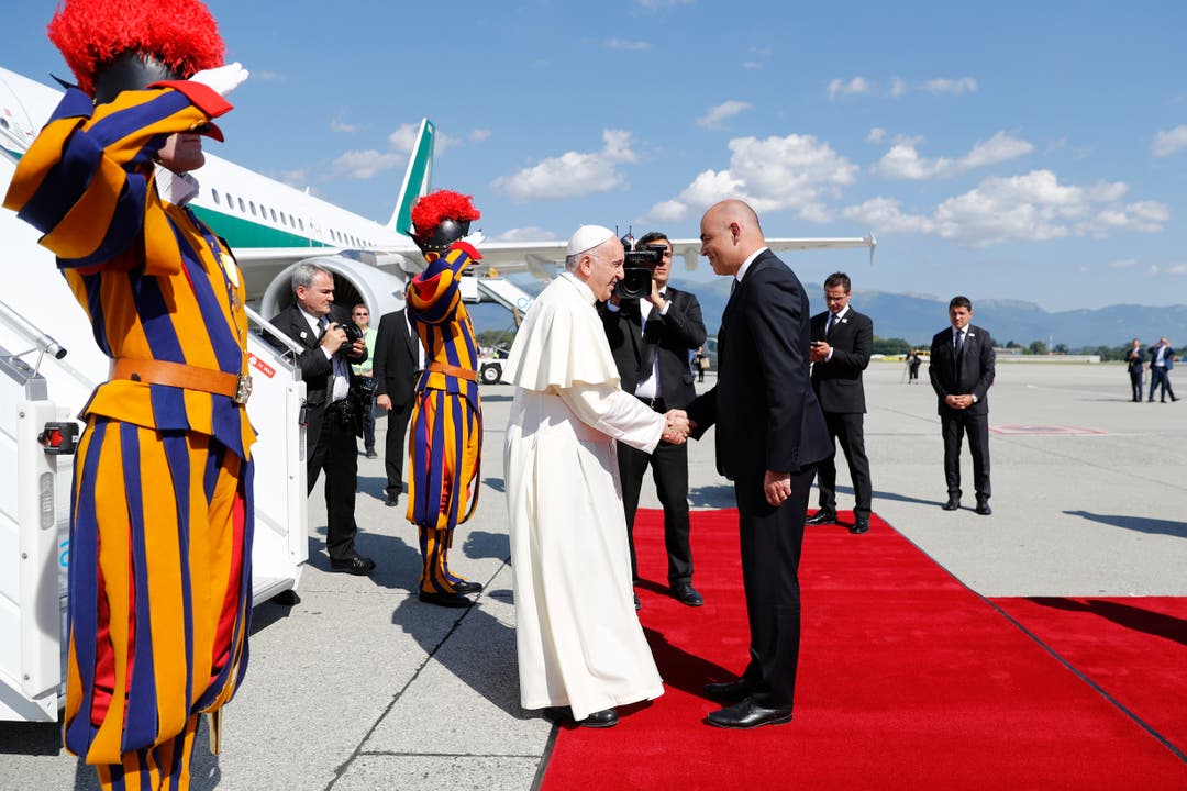 Am Morgen wurde Papst Franziskus wird von Bundespräsident Alain Berset am Flughafen Genf empfangen. (Bild: Peter Klaunzer / Keystone)