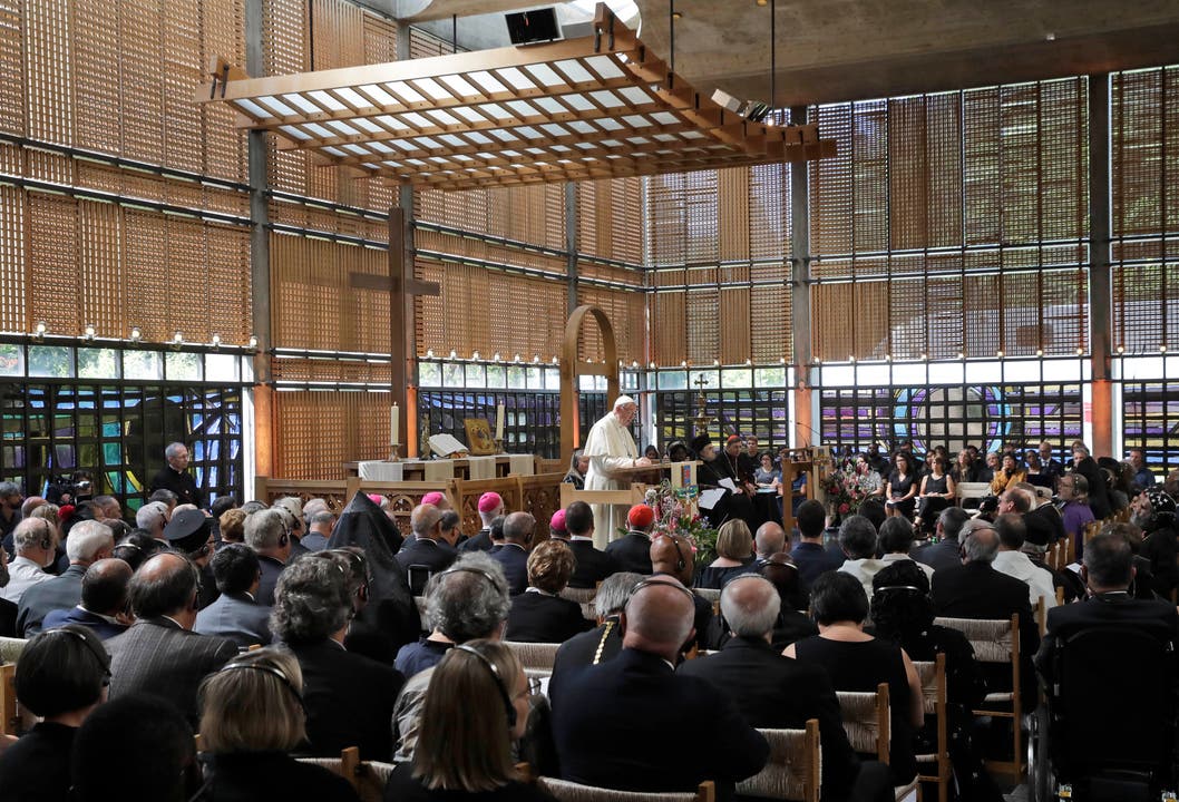 Der Papst hält seine Rede im ökumenischen Zentrum von Genf (Bild: AP Photo/Alessandra Tarantino)