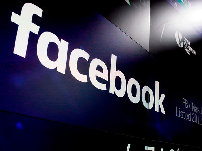 Facebook verschärft den Kampf gegen Falschmeldungen. (Bild: KEYSTONE/AP/RICHARD DREW)