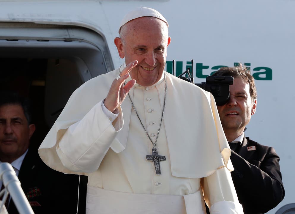 Papst Franziskus verabschiedet sich in Genf. (Bild: Denis Balibouse / Keystone)