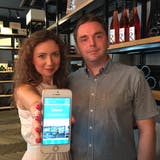 Stefan Hauser und Simona Mazurekova von der Vinothek Hauser machen mit bei der neuen Shopping-App. (Bild: Manuela Jans-Koch / Luzern, 21. Juni 2018)