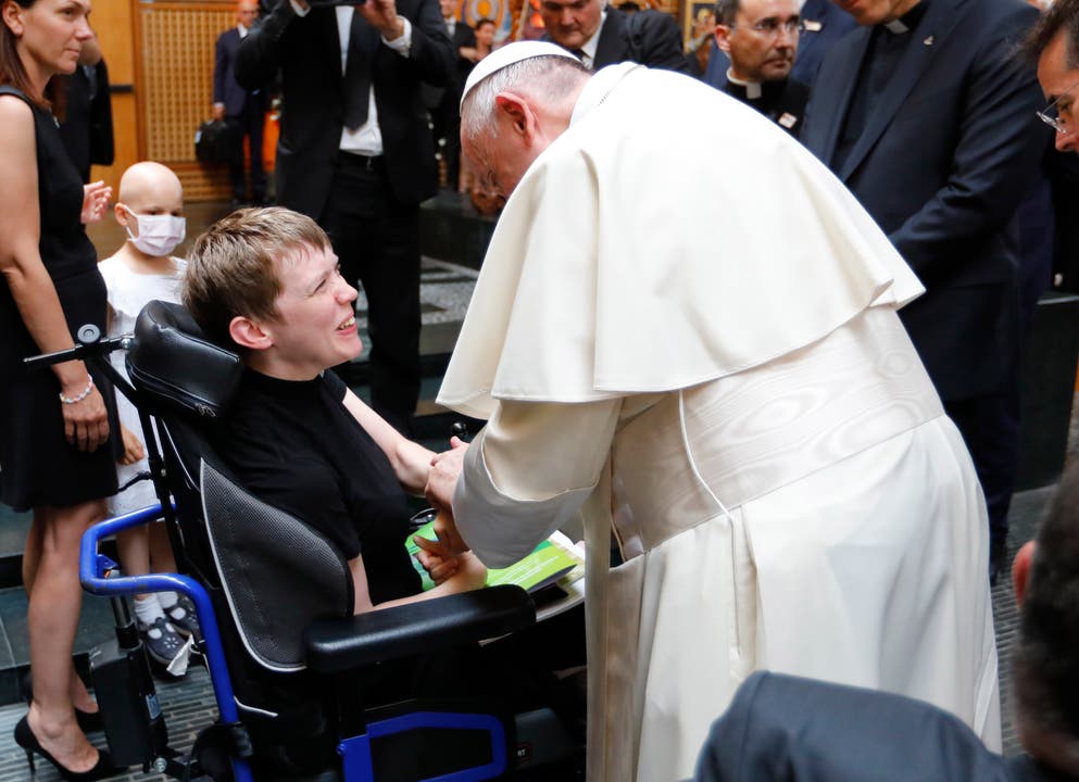 Der Papst begrüsst nach dem ökumenischen Gebet ein Kind im Rollstuhl (Bild: KEYSTONE/REUTERS POOL/Denis Balibouse)