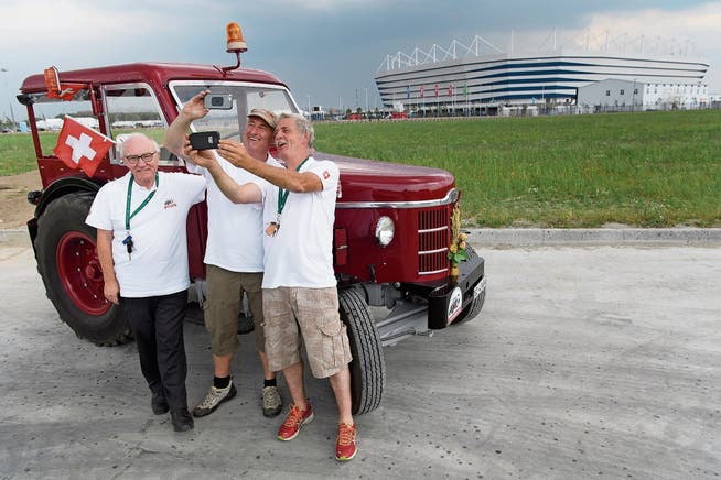 Josef Wyer, Beat Studer und Werner Zimmermann (von links) vor dem Stadion in Kaliningrad. (Bild: Laurent Gilliéron/Keystone (Kaliningrad, 21. Juni 2018))