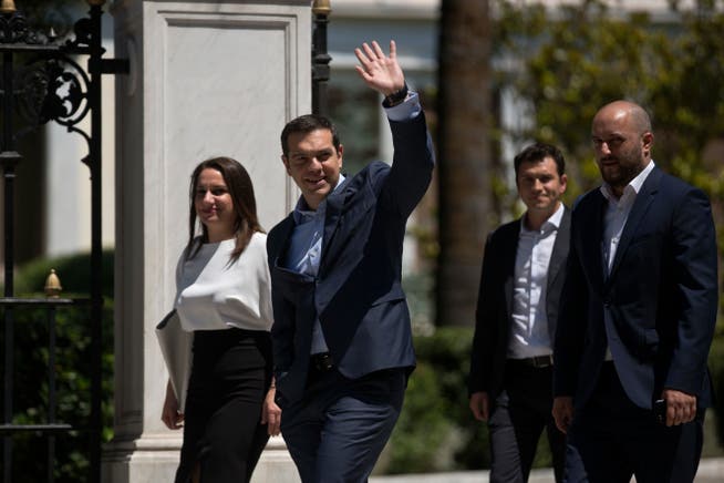 Ein zufriedener Premier Alexis Tsipras verlässt in Begleitung seiner Gehilfin Ioanna Peppe den Präsidentenpalast in Athen. (Petros Giannakouris/AP, 22. Juni 2018)