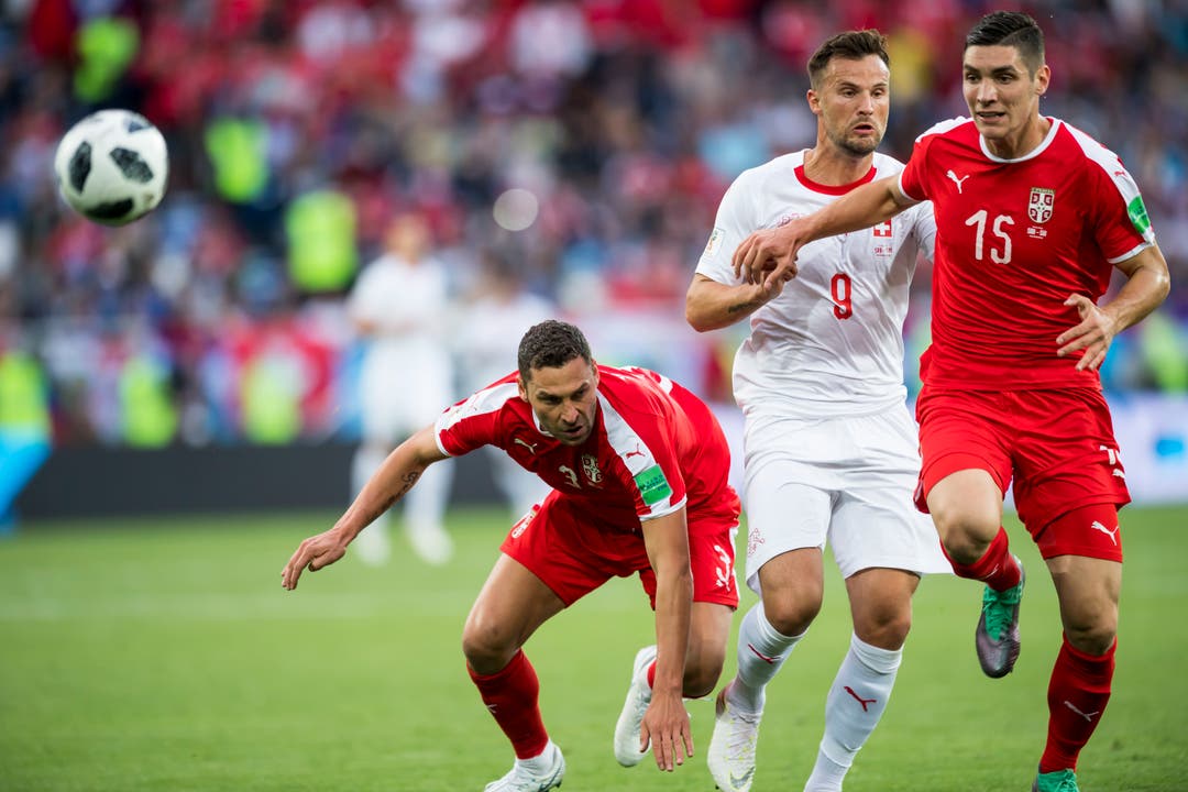 Serbiens Verteidiger Dusko Tosic (links) und Nikola Milenkovic kämpfen um den Ball mit Nati-Stürmer Haris Seferovic (Bild: KEYSTONE/Laurent Gillieron).