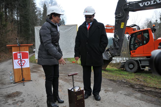 Die Regierungsräte Maya Büchi und Josef Hess beim Spatenstich für den Hochwasserstollen. Talwärts verzögert sich das Projekt vorerst. (Bild: Philipp Unterschütz (Alpnach, 19. Februar 2018))