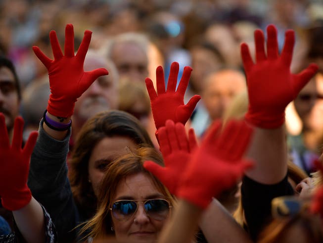 Frauen protestieren in Pamplona mit roten Handschuhen gegen die Freilassung der mutmasslichen Vergewaltiger. (Bild: KEYSTONE/AP/ALVARO BARRIENTOS)