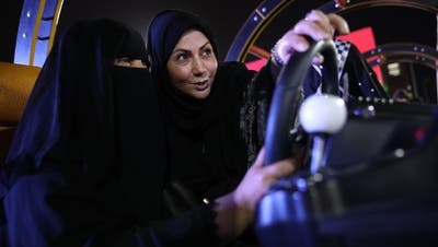 Arabische Frauen bereiten sich auf die Abschaffung des Fahrverbots vor, indem sie an Fahrsimulatoren üben. Bild: Ahmed Yosri/EPA (Riyadh, 21. Juni 2018)