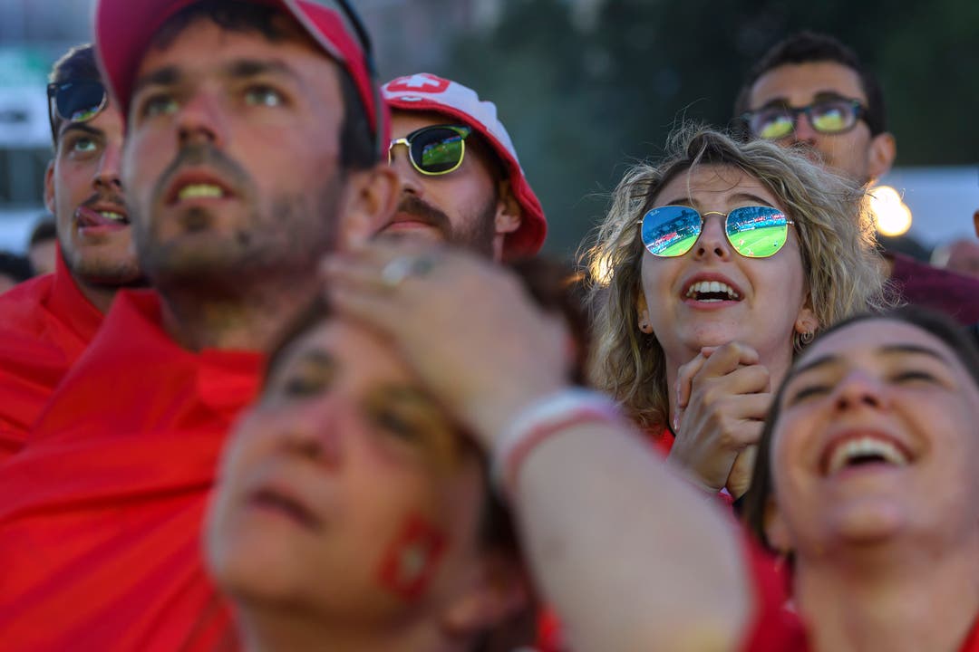 Schweizer Fans während des hochspannenden Spiels. (KEYSTONE/Martial Trezzini)