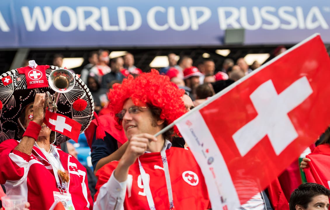 Aufgestellte Schweizer Fans. (Bild: KEYSTONE/Laurent Gillieron)