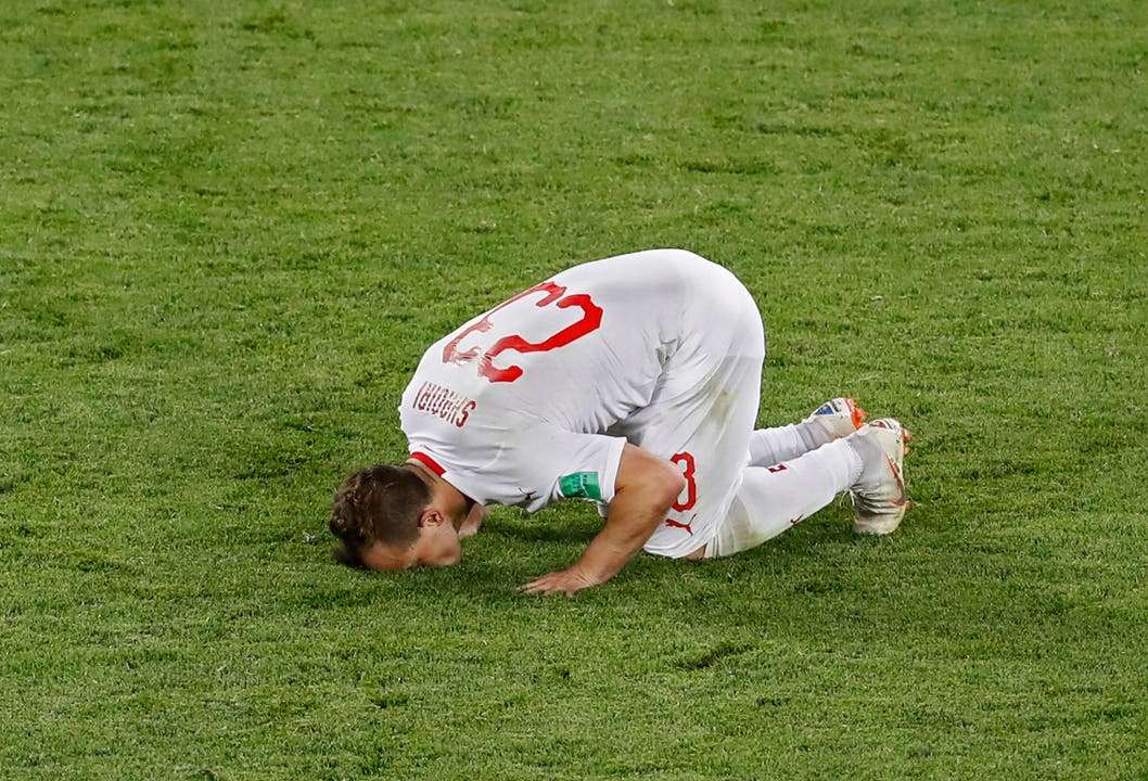 Xherdan Shaqiri küsst den Rasen nach seinem Goal, das der Schweiz den Sieg brachte (Bild: AP Photo/Antonio Calanni)