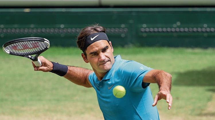 Die Chance auf den zehnten Titel in Halle ist für Roger Federer weiter intakt. (Bild: Friso Gentsch/Keystone (Halle, 23. Juni 2018)