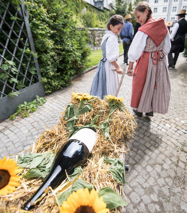 Die Ehrenwerte Trüelerzunft zu Twann überbringt am Sonntag, 24. Juni 2018, die erste Weinlieferung vom Bielersee ins Kloster Engelberg seit dem Jahr 1433. Die erste Weinlieferung wurde möglich, weil das Koster Engelberg den Rebberg am Bielersee im Jahr 2017 wieder zurückgekauft hat.