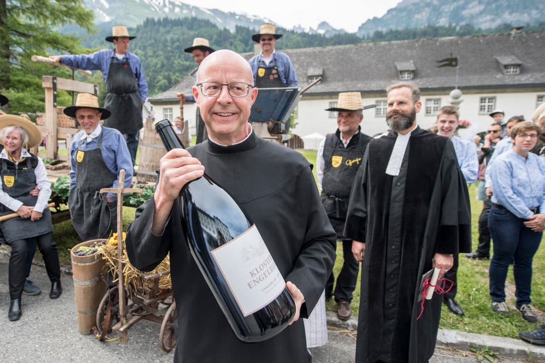 Pfarrer Patrick Ledergerber freut sich über die erste grosse Flasche.