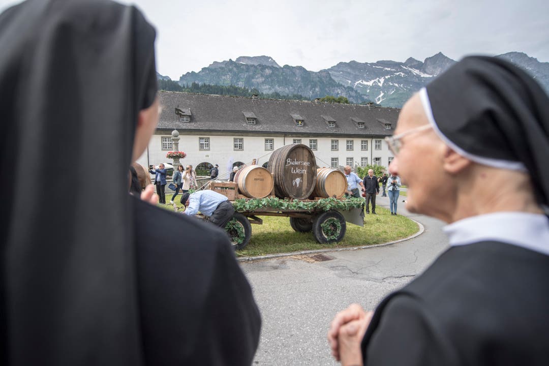Klosterschwestern beobachten die Szenerie.