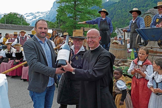 Die Übergabe des ersten Klosterweins (von links): Winzer Beat Burkhardt, Zunftmeister Bruno Engel und Pfarrer Patrick Ledergerber (Bild: Beat Christen (Engelberg, 24. Juni 2018))