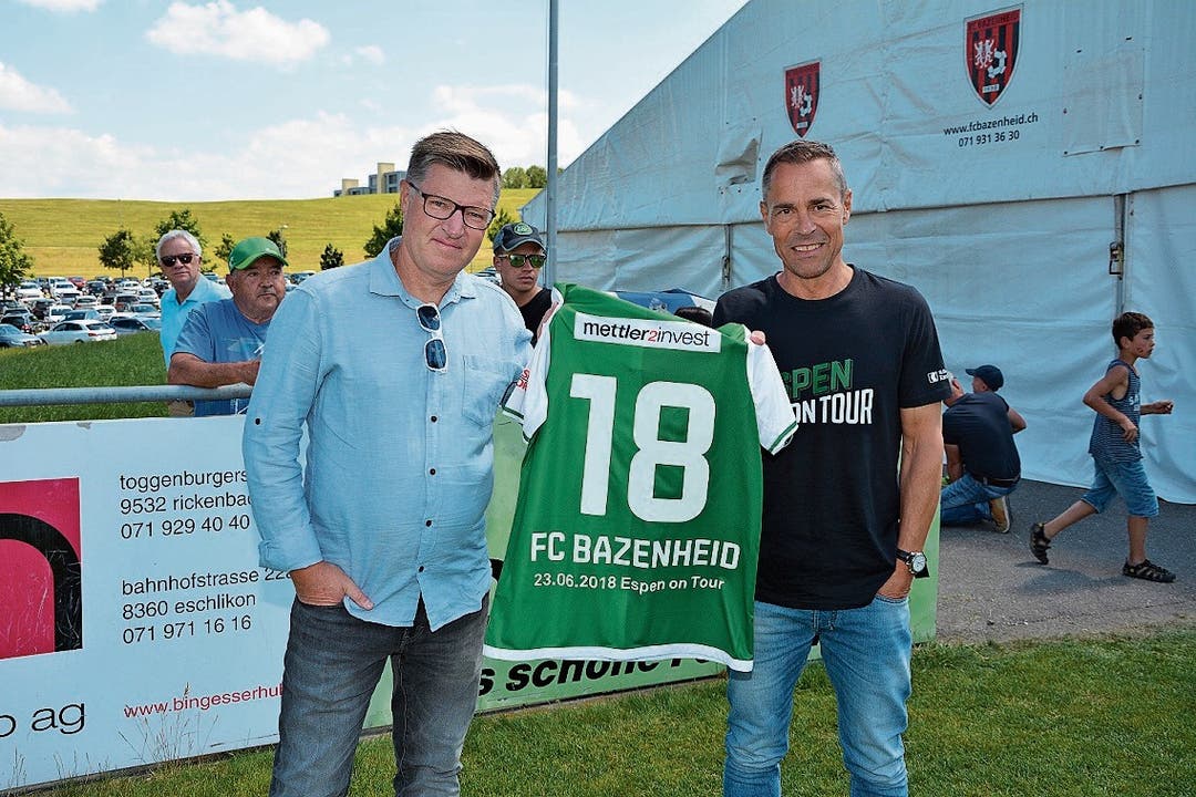 Geschenk: FCSG-Präsident Matthias Hüppi überreicht FC Bazenheid-Präsident Danny Lüthi das «Espen-on-Tour-Trikot». (Bild: Beat Lanzendorfer)