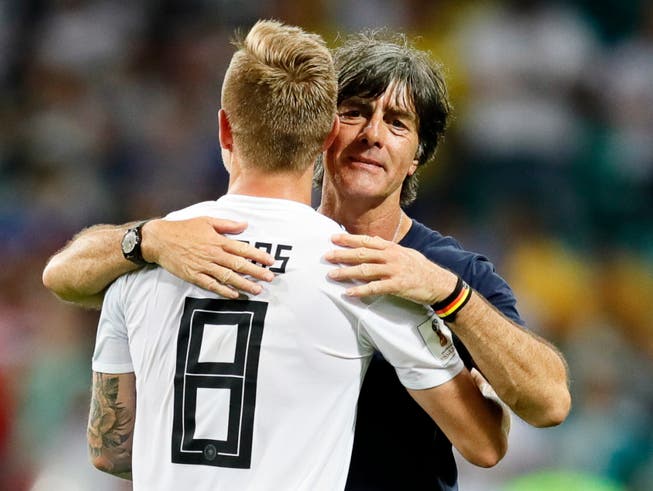 Der deutsche Bundestrainer Joachim Löw wusste, bei wem er sich nach dem Sieg gegen Schweden zu bedanken hatte (Bild: KEYSTONE/EPA/RONALD WITTEK)