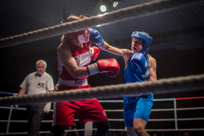 Die Amateur-Boxerin Corinna Widmer (links) kämpft gegen die mehrfache Schweizer Meisterin Sandra Brügger. Bild: Benjamin Manser