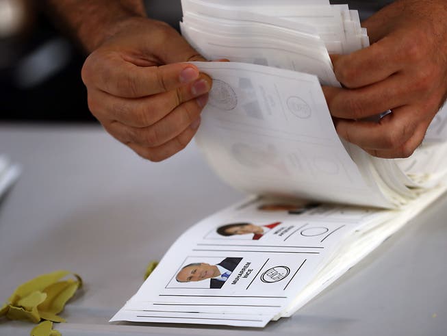 Auszählung der Stimmen in Istanbul: Die OSZE-Wahlbeobachtermission hat einen «Mangel an gleichen Bedingungen» bei den Wahlen in der Türkei kritisiert, dabei aber festgehalten, dass die Regeln weitgehend eingehalten worden seien. (Bild: KEYSTONE/EPA/SEDAT SUNA)