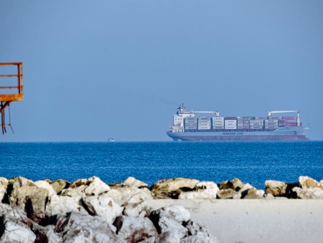 Darf in Italien anlegen: Das Containerschiff «Alexander Maersk», welches in der Nacht zu Freitag 113 Migranten im Mittelmeer aufgenommen hatte. (Bild: Keystone/AP/SALVATORE CAVALLI)