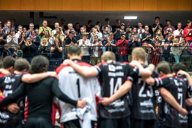 Applaus vom Publikum trotz des verlorenen Spiels gegen UHC Thun in den Auf-/Abstiegs-Playoffs. (Bild: (Pius Amrein, Sarnen, 8. Pril 2018))