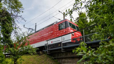 Der Luzern-Engelberg-Express mit einer Lok des Typs HGe 4/4. Bild: Roger Grütter (Hergiswil, 24. Juni 2018)