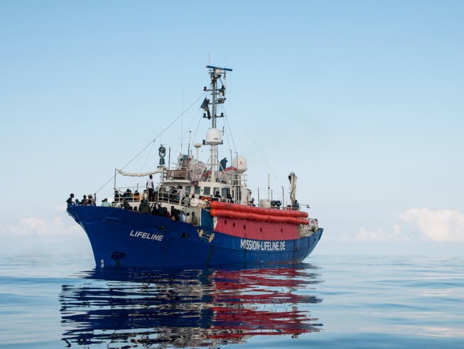 Etwa 230 Flüchtlinge und 17 Besatzungsmitglieder harren auf dem Schiff «Lifeline» vor Malta aus. (Bild: Keystone/EPA/HERMINE POSCHMANN / MISSION LIFELINE / HANDOUT)