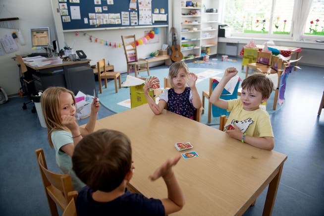 Kindergärtler in Sarnen beim Kartenspiel. (Bild: Corinne Glanzmann (Sarnen, 26. Juni 2018)) 