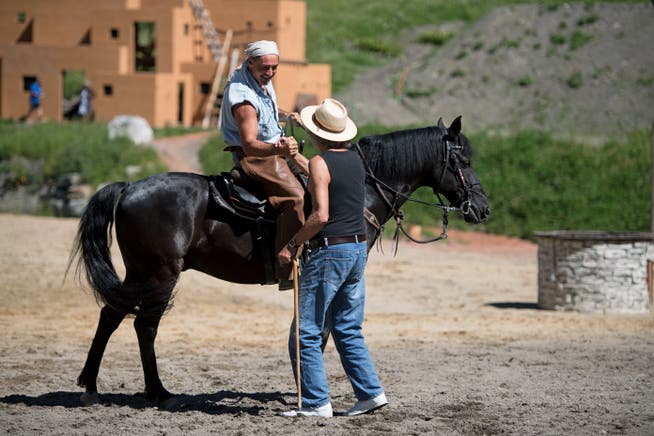 Tom Volkers (Winnetou) auf dem Pferd und Regisseur Jean Grädel sind mit dem Durchlauf einer Szene zufrieden. (Bilder: Corinne Glanzmann, Engelberg, 20. Juni 2018)