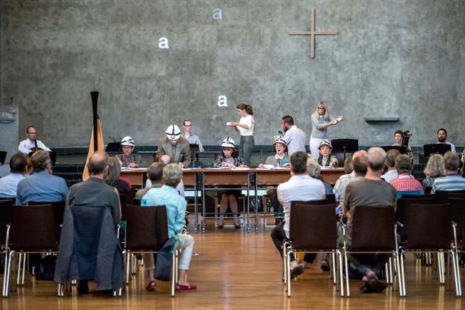 Das Ensemble Proton und die Maulwerker liessen die Buchstaben im Maihof fliegen. (Bild: Pius Amrein (Luzern, 26.  Juni 2018)