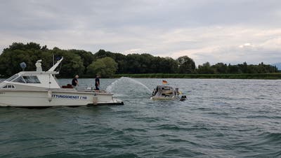 Am Sonntag sank ein Motorboot beim Schilfgürtel vor Altenrhein. Vermutet wird ein technischer Defekt. (Bild: PD)