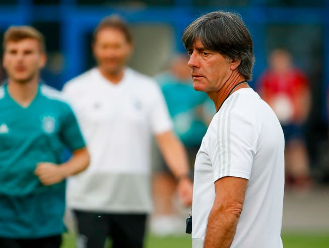 Die Lage ist ernst, aber nicht hoffnungslos: Der Trainer Joachim Löw beim Training der Deutschen vor dem Spiel gegen Südkorea. (Bild: KEYSTONE/EPA/DIEGO AZUBEL)