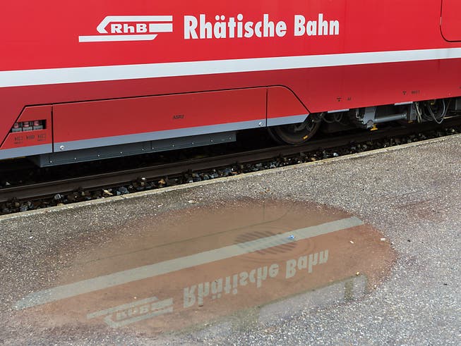 Schriftzug auf einer Zugskomposition der Rhätischen Bahn (RhB). Wegen einer Ölverschmutzung wurde der Bahnverkehr zwischen Pontresina und Poschiavo auf der Berninalinie am Donnerstag vorübergehend eingestellt. (Bild: KEYSTONE/ARNO BALZARINI)