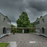 Die beiden modulen Schulbauten auf der Krauerwiese in Kriens. (Bild: Boris Bürgisser, 3.Juni 2016)