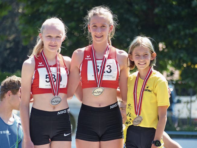 Bei den U14-Mädchen gewinnt Nora Baumgartner (Mitte) vor Michelle Liem (links) das 600-Meter-Rennen. (Bild: PD)