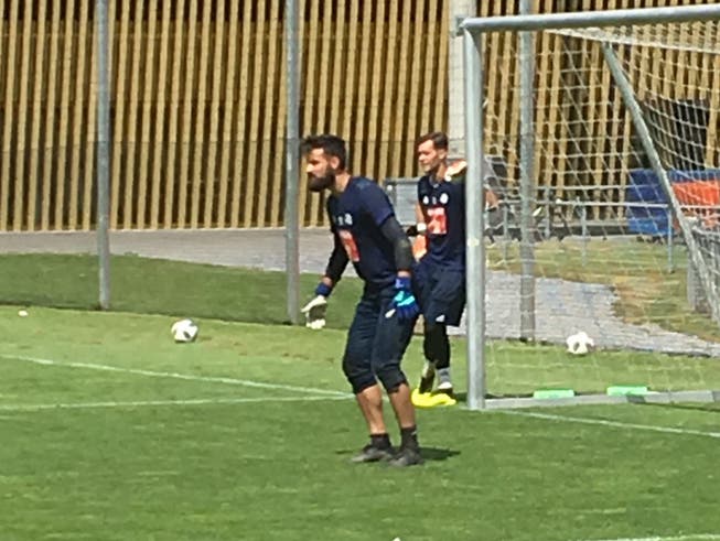 Der neue Goalie? Carlos Miguel trainierte am Freitag beim FCL neben der Swissporarena. Im Hintergrund David Zibung. (Bild: Daniel Wyrsch)