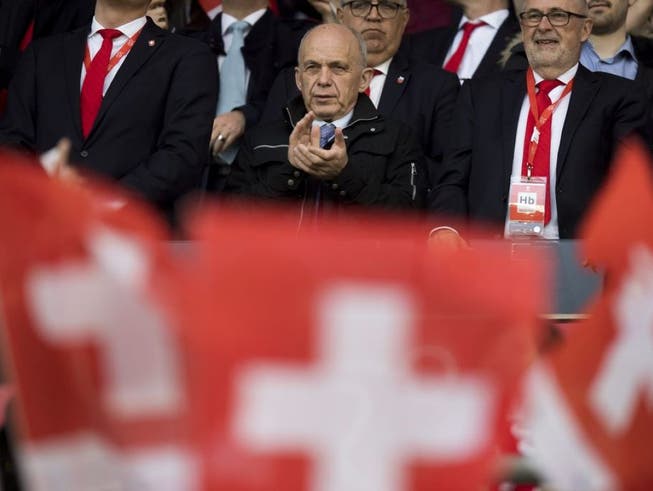 Bundesrat Ueli Mauer neben SFV-Präsident Peter Gillieron am Qualifikationsspiel der Schweiz gegen Lettland im März 2017. Damals gewann die Schweiz 1:0. (Bild: Keystone/JEAN-CHRISTOPHE BOTT)
