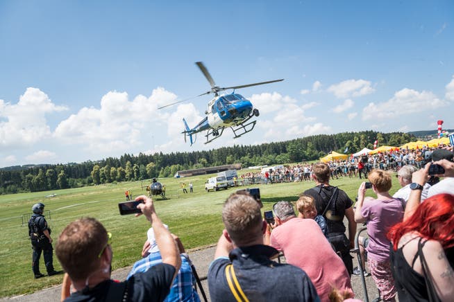 Die Flüügerchilbi Beromünster wartete heuer mit dem einzigen Polizeihelikopter der Schweiz auf. (Bild: Roger Grütter, Beromünster, 30. Juni 2018) 