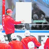 Patrick Fischer, Trainer der Schweizer Eishockey-Nationalmannschaft, bespricht sich mit seinen Spielern.