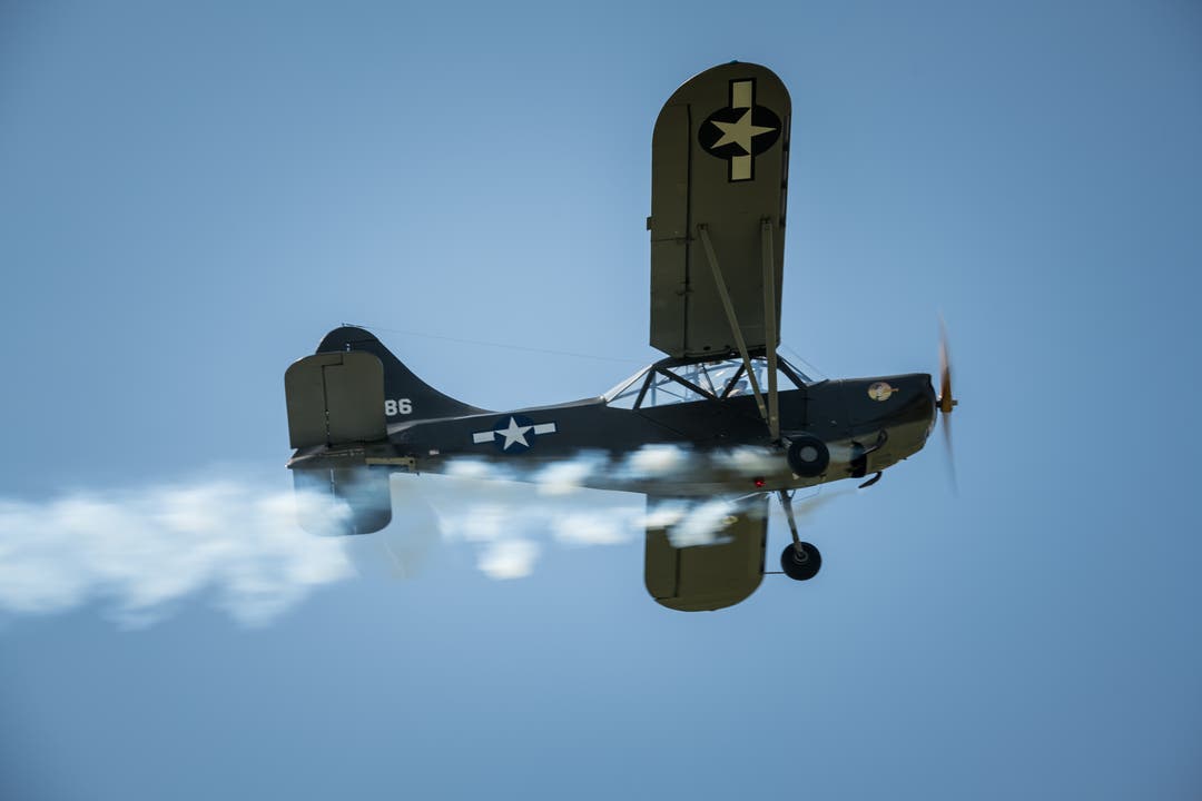 Start eines alten Kriegsflugzeug, der Rauch ist eine Täuschung für den Feind. (Bild: Roger Grütter)
